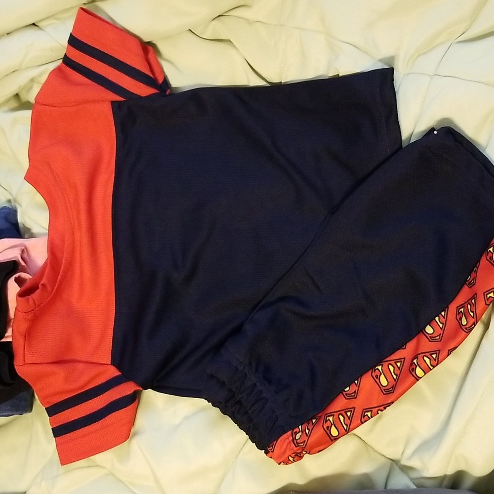 Boys 24m/2T 2 Batman outfits, and 1 superman outfit - Picture 4 of 16